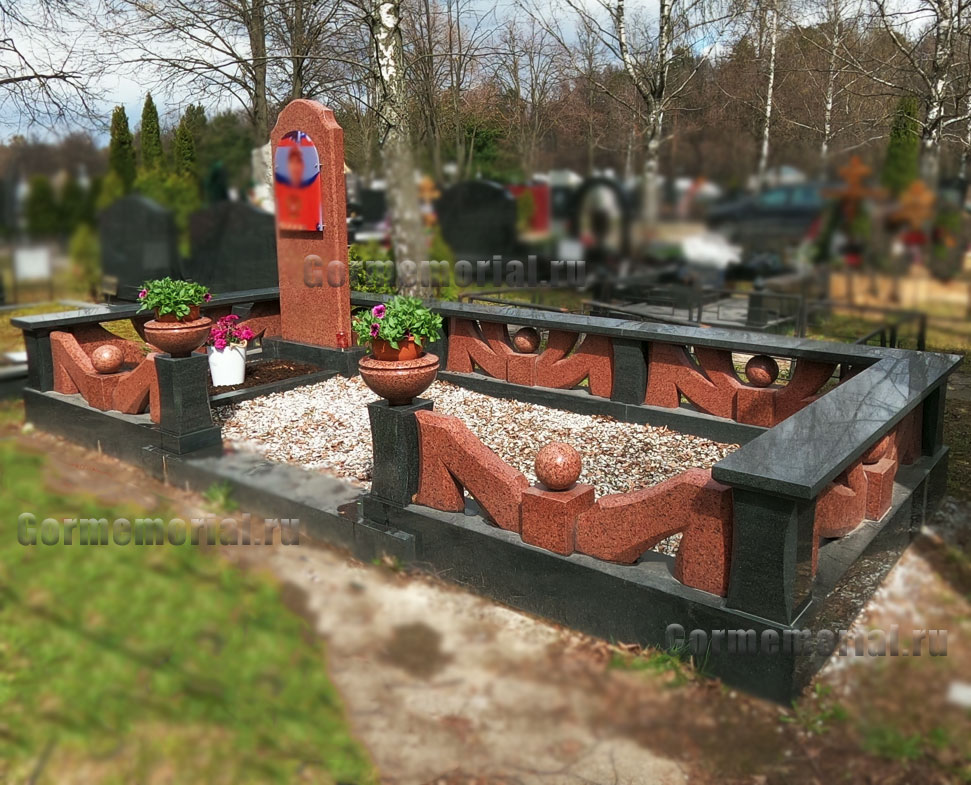 Мемориальный комплекс на могиле из гранита