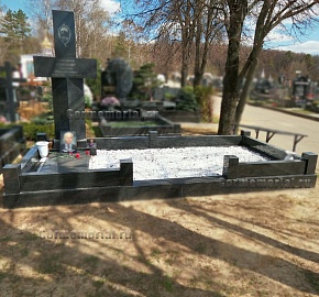 Памятник военному на кладбище