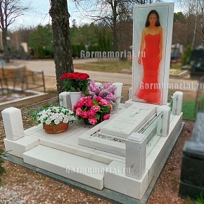 Памятник-комплекс на могиле из белого мрамора